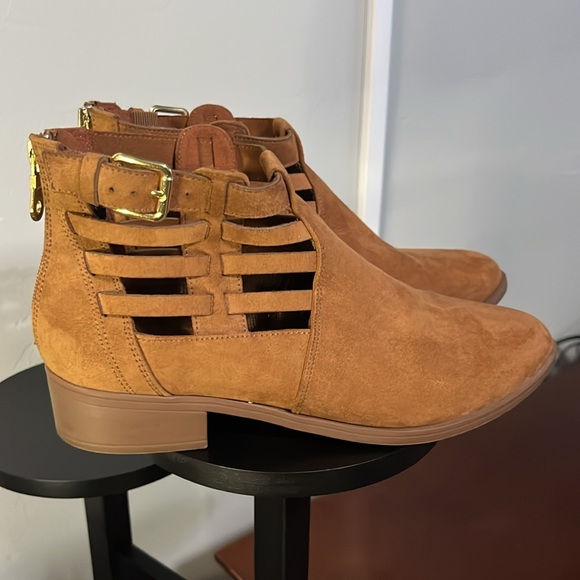 American Eagle tan suede ankle booties, size 8. - Picture 4 of 11